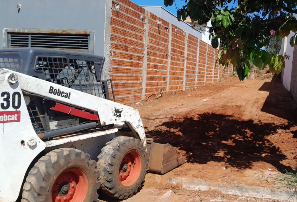 Serviços de Bobcat em Bauru: limpeza e preparo de terrenos, limpeza de terreno com bobcat para construção, nivelamento.